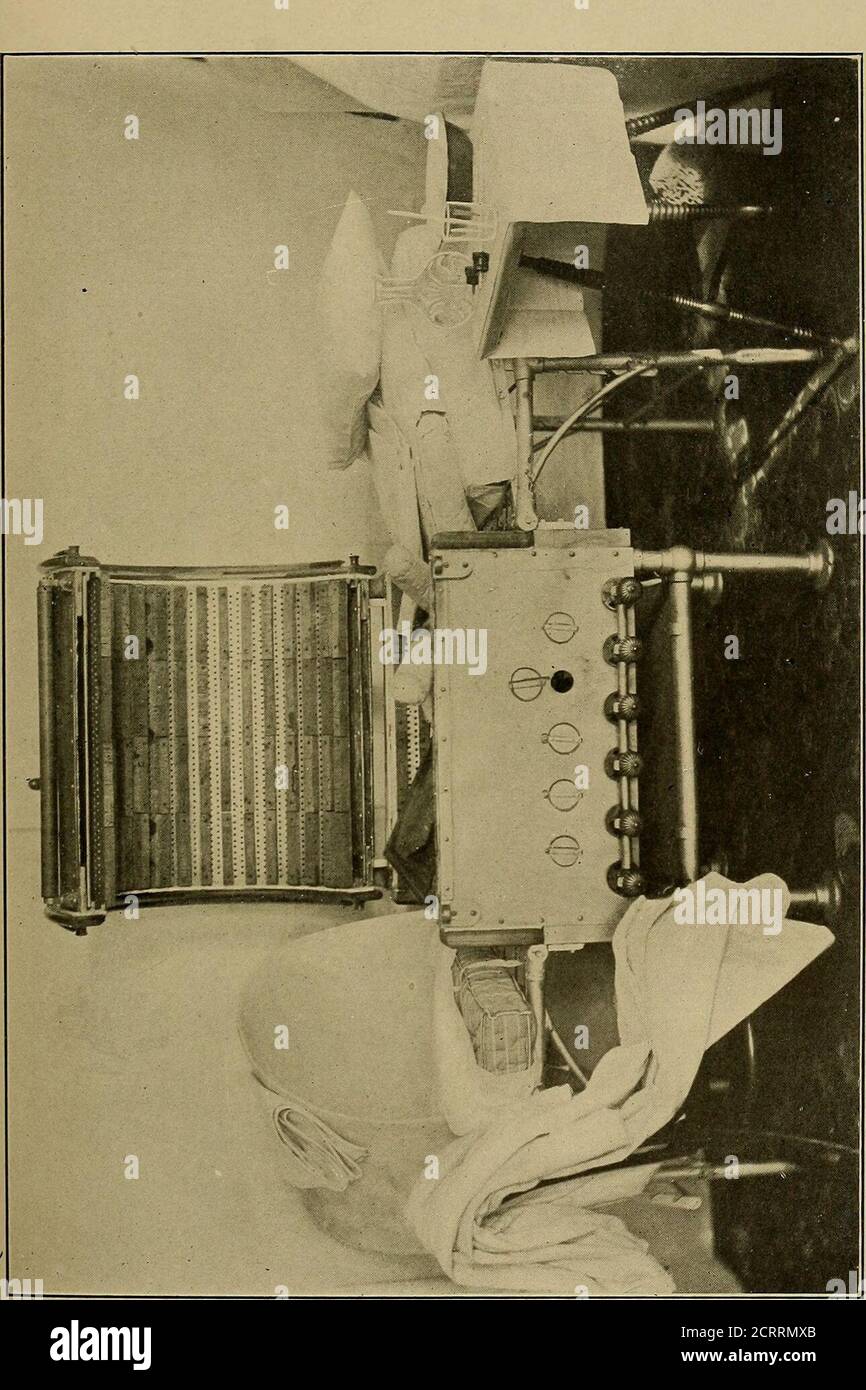 . Ein System der Ausbildung in Röntgenverfahren und medizinische Anwendungen von Licht, Heißluft, Vibration und Hochfrequenzströme : ein bildliches System der Lehre durch klinische Instruktionsplatten mit erklärendem Text : eine Reihe von fotografischen Kliniken in Standard-Anwendungen der wissenschaftlichen therapeutischen Apparaturen für chirurgische und medizinische Praktiker : Vorbereitet vor allem für die post-Graduate-Home-Studie von Chirurgen, Allgemeinmediziner, Zahnärzte, Dermatologen und Spezialisten in der Behandlung von chronischen Krankheiten und Sanitariumpraxis . Alle oder die Verringerung der Temperatur des Zimmers notehow ein kaltes nasses Handtuch auf die V Stockfoto