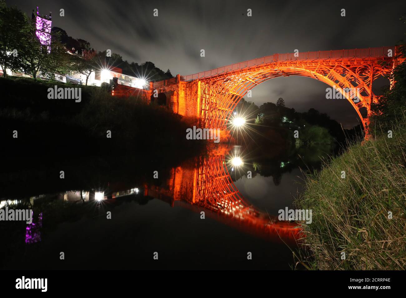 Die Iron Bridge in Ironbridge, Shropshire, wird beleuchtet, um den Status der Schlucht als Weltkulturerbe im Rahmen des Festivals der Phantasie zu feiern, das derzeit im Gange ist. Besucher werden in Ironbridge zu einer Nacht des Lichts verwöhnt, wenn die wichtigsten Orte am Samstag- und Sonntagabend beleuchtet werden. Stockfoto