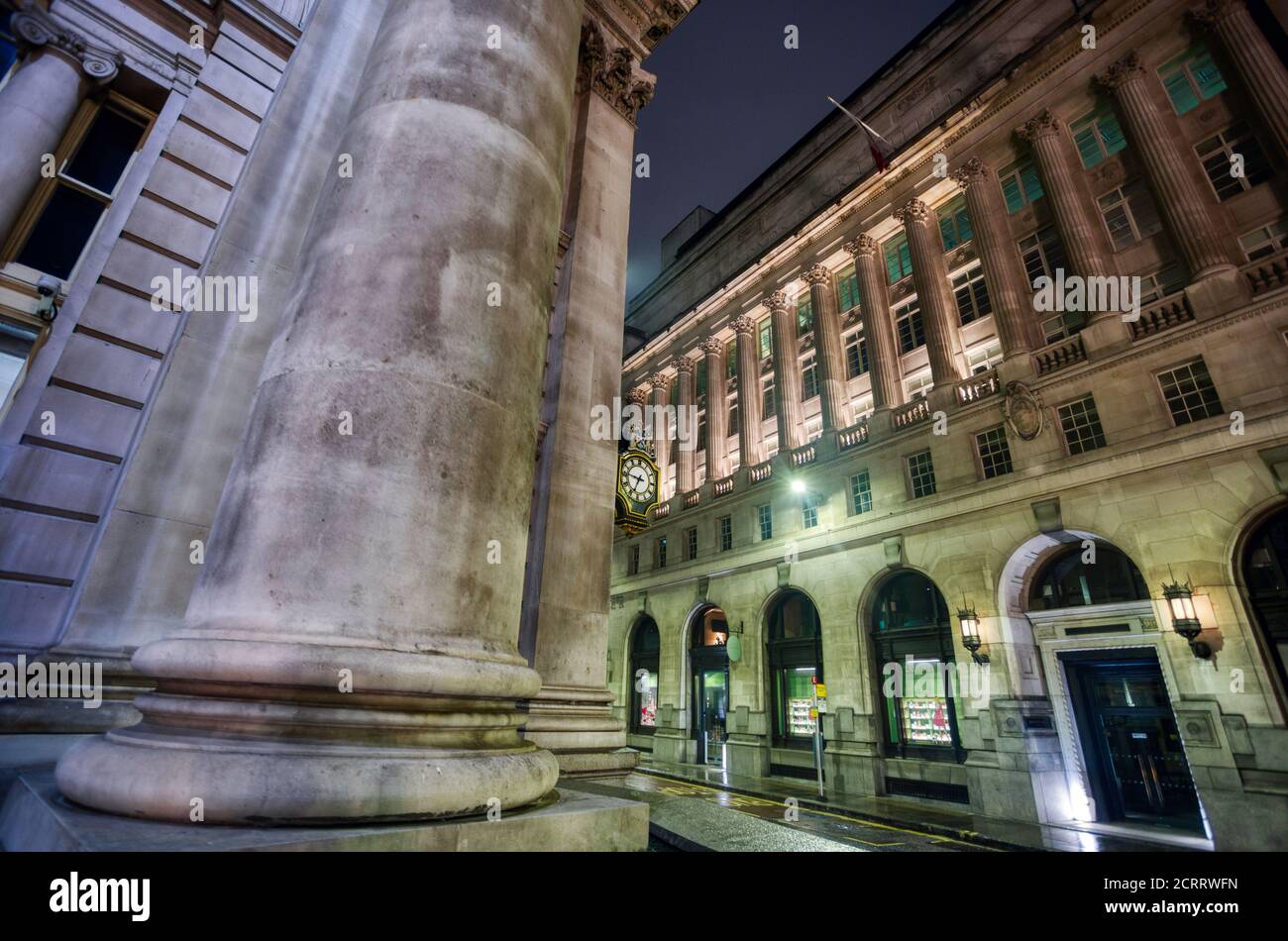 Blick auf Cornhill von der Bank bei Nacht in London, England Stockfoto