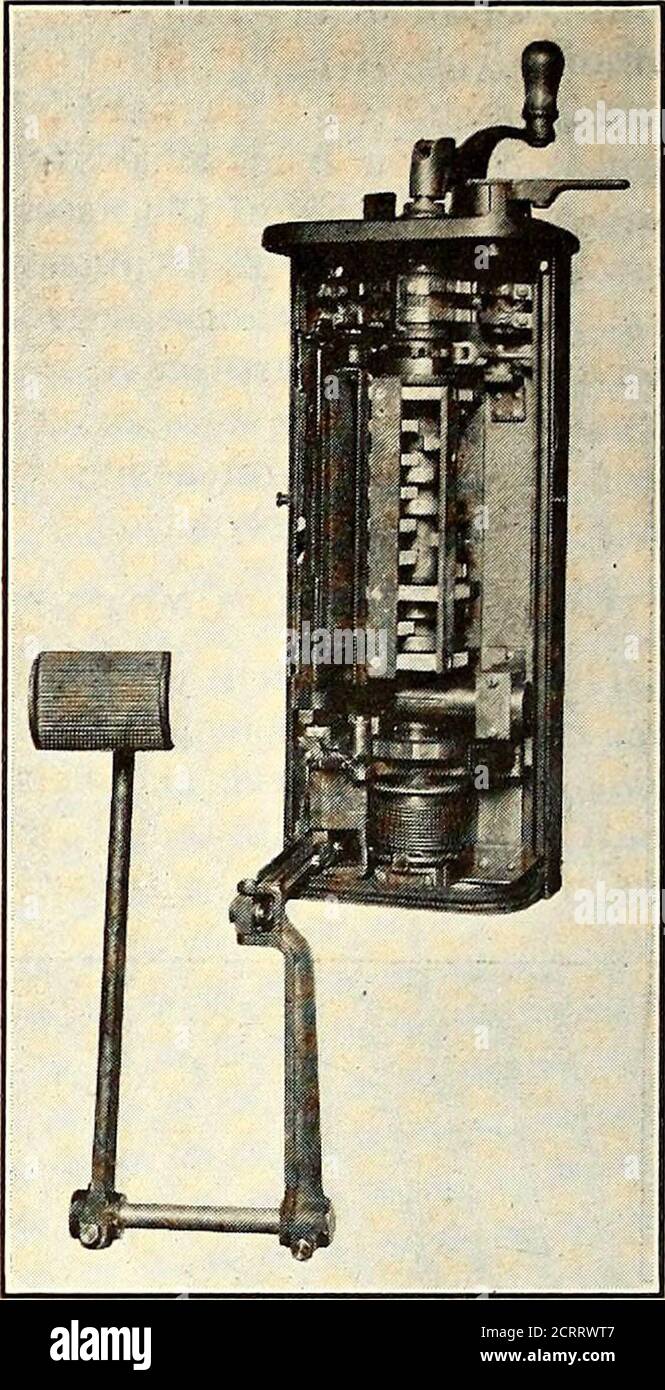 . Electric Railway Journal . Fahrer, um außerhalb etwa 9 ft. Be-fore der Sammler wird ziehen Sie die Drähte und lassen Sie den Bus tot. Der Fahrer kann diesen Sammelmechanismus an der Seite des Trolley-Busses manövrieren.EIN vertikales Rad, das einen Hebel betätigt, steuert gegen die Zehndrehfeder und macht es möglich, wenn ein Bus Fahrzeug an einem anderen vorbeifährt, unter Verwendung der gleichen Trolley-Drähte, die Linie zu löschen und al-low die traf zu fahren. Nach der Station kann der Stromlenker am Wiie ausgetauscht werden und der Bus fährt auf seinem Lauf weiter. Wenn nötig oder wünschenswert, wie auf dem Rückdrehen zum Auto-Haus in der Nacht oder für Stockfoto