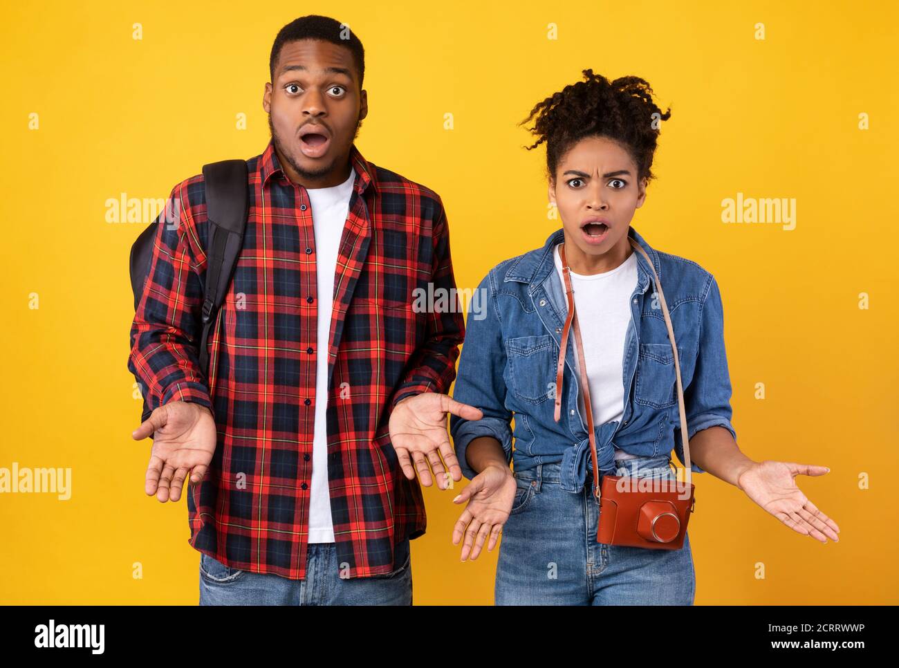 Schockiert Afroamerikanischen Reisenden Paar Mit Urlaub Probleme, Gelber Hintergrund Stockfoto