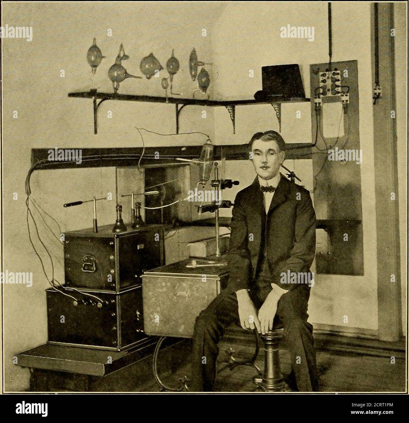 . Ein System der Ausbildung in Röntgenverfahren und medizinische Anwendungen von Licht, Heißluft, Vibration und Hochfrequenzströme : ein bildliches System der Lehre durch klinische Instruktionsplatten mit erklärendem Text : eine Reihe von fotografischen Kliniken in Standard-Anwendungen der wissenschaftlichen therapeutischen Apparaturen für chirurgische und medizinische Praktiker : Vorbereitet speziell für die post-Graduate-Home-Studie von Chirurgen, Allgemeinmedizinern, Zahnärzten, Dermatologen und Spezialisten in der Behandlung von chronischen Krankheiten und Sanitariumpraxis . Diese Platte (Abb. 6 des Textes) zeigt das erhaltene Bild und deutlich outlin Stockfoto