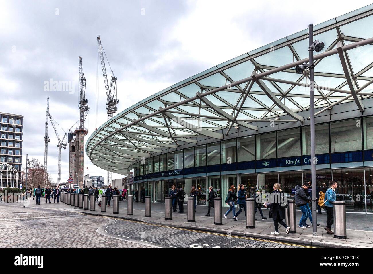 Ein großes Metall- und Glasdach vor dem Bahnhof King's Cross, London, England, Großbritannien. Stockfoto