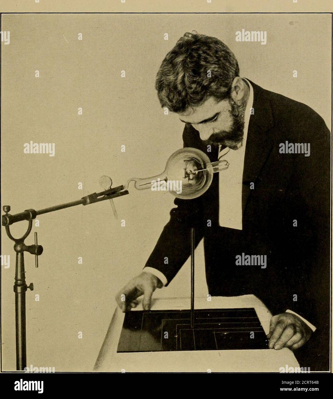 . Ein System der Ausbildung in Röntgenverfahren und medizinische Anwendungen von Licht, Heißluft, Vibration und Hochfrequenzströme : ein bildliches System der Lehre durch klinische Instruktionsplatten mit erklärendem Text : eine Reihe von fotografischen Kliniken in Standard-Anwendungen der wissenschaftlichen therapeutischen Apparaturen für chirurgische und medizinische Praktiker : Vorbereitet speziell für die Post-Graduate-Home-Studie von Chirurgen, Hausärzten, Zahnärzten, Dermatologen und Spezialisten in der Behandlung von chronischen Krankheiten, und Sanitariumpraxis. Er gegenüberliegenden Ecken der Platte. Die Tlie-Schnittmenge dieses X entspricht Stockfoto