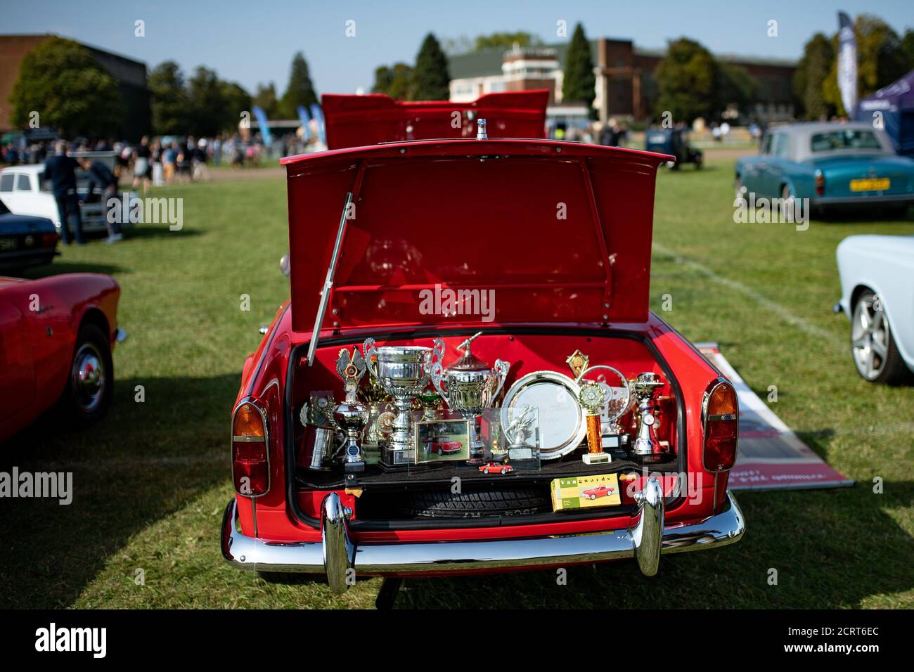 Auszeichnungen, die zu einem Triumph gehören, werden während der Veranstaltung „Classic Car Drive in Weekend“ im Bicester Heritage ausgestellt. Stockfoto