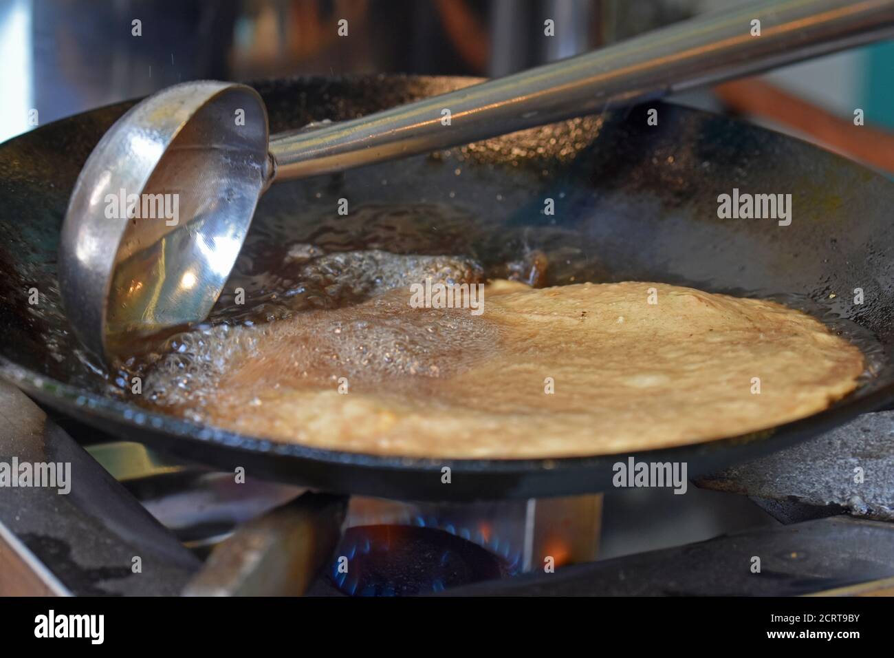 Indisches Fladenbrot - Aloo Kulcha mit Choley oder gefüllter Kartoffel Brot oder gefüllte Aloo Paratha, Kochen, selektive Fokus Stockfoto