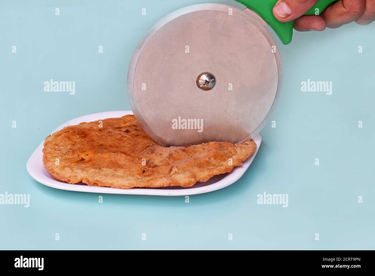 .Indian Fladenbrot - Aloo Kulcha mit Choley oder gefüllte Kartoffel Brot oder gefüllte Aloo Paratha, Kochen, selektive Fokus Stockfoto