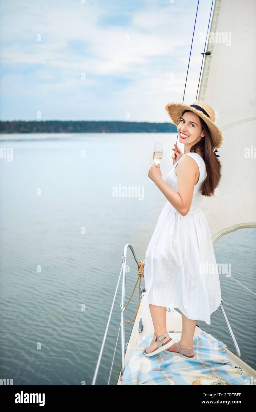 Frau mit einem Glas Champagner auf dem Boot Stockfoto