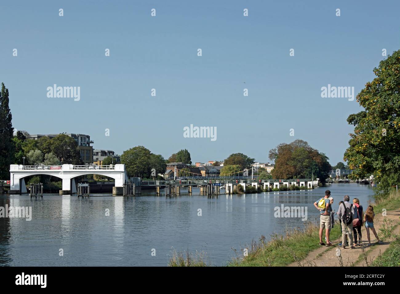 Familiengruppe Blick in Richtung teddington Wehr und teddington Brücke auf der themse bei HAM, surrey, england Stockfoto