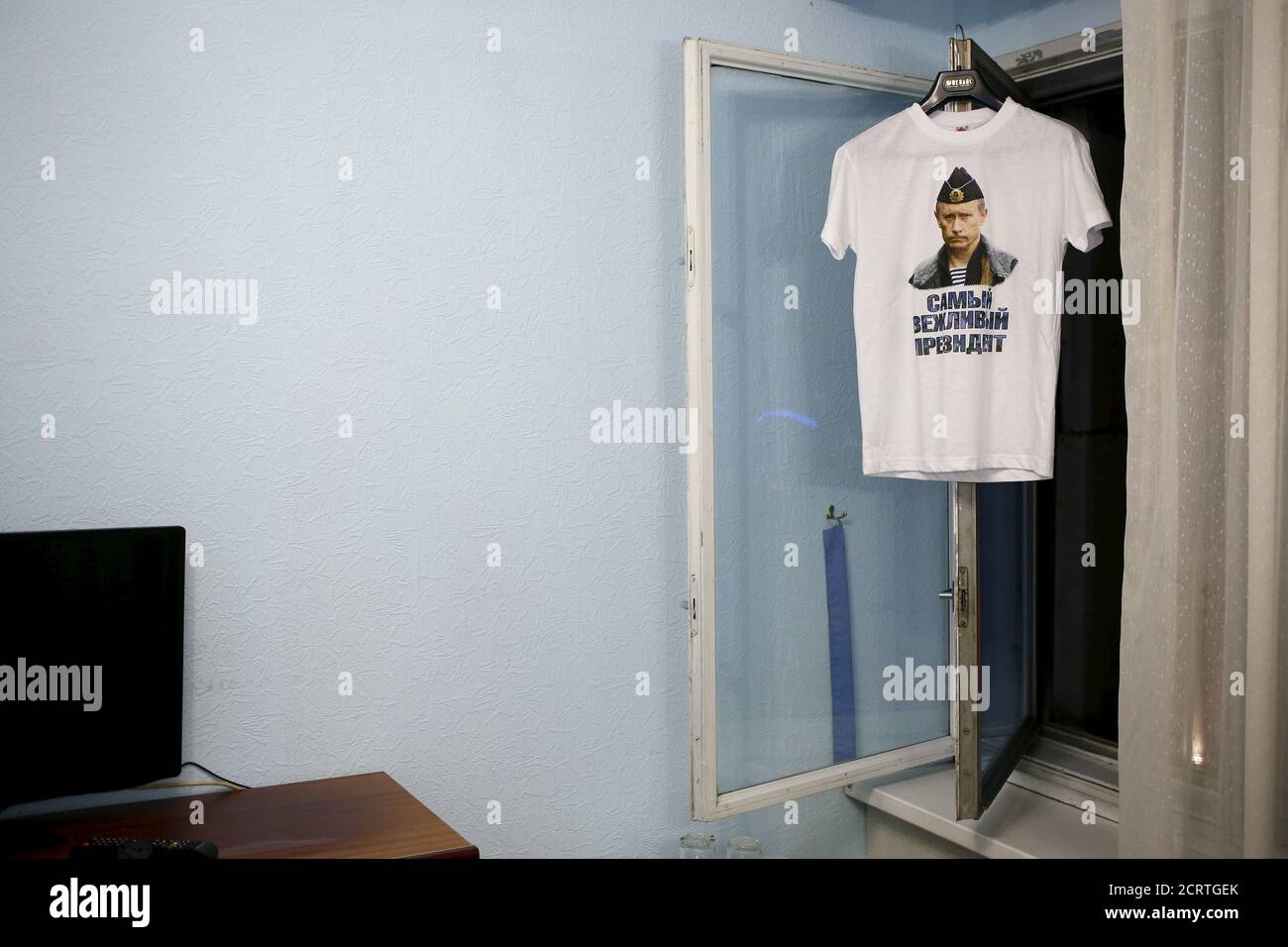 Ein T-Shirt mit einem Bild des russischen Präsidenten Wladimir Putin und  der Aufschrift "der höflichste Präsident" ist in dieser Abbildung zu sehen,  die in einem Hotelzimmer in Kasan, Russland, 2. August 2015