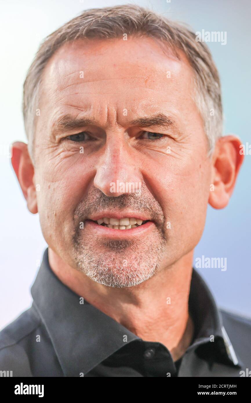 Leipzig, Deutschland. September 2020. Fußball: Bundesliga, 1. Spieltag, RB Leipzig - FSV Mainz 05 in der Red-Bull-Arena Leipzig. Trainer Achim Beierlorzer von Mainz kommt ins Stadion. Kredit: Jan Woitas/dpa-Zentralbild/dpa - WICHTIGER HINWEIS: Gemäß den Bestimmungen der DFL Deutsche Fußball Liga und des DFB Deutscher Fußball-Bund ist es untersagt, im Stadion und/oder aus dem Spiel aufgenommene Aufnahmen in Form von Sequenzbildern und/oder videoähnlichen Fotoserien zu nutzen oder auszunutzen./dpa/Alamy Live News Stockfoto