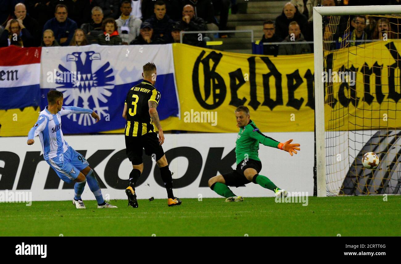 Fussball Europa League Vitesse Vs Lazio Roma Gelredome Stadion Arnhem Niederlande 14 September 2017 Alessandro Murgia Aus Latium Punktet Reuters Michael Kooren Stockfotografie Alamy