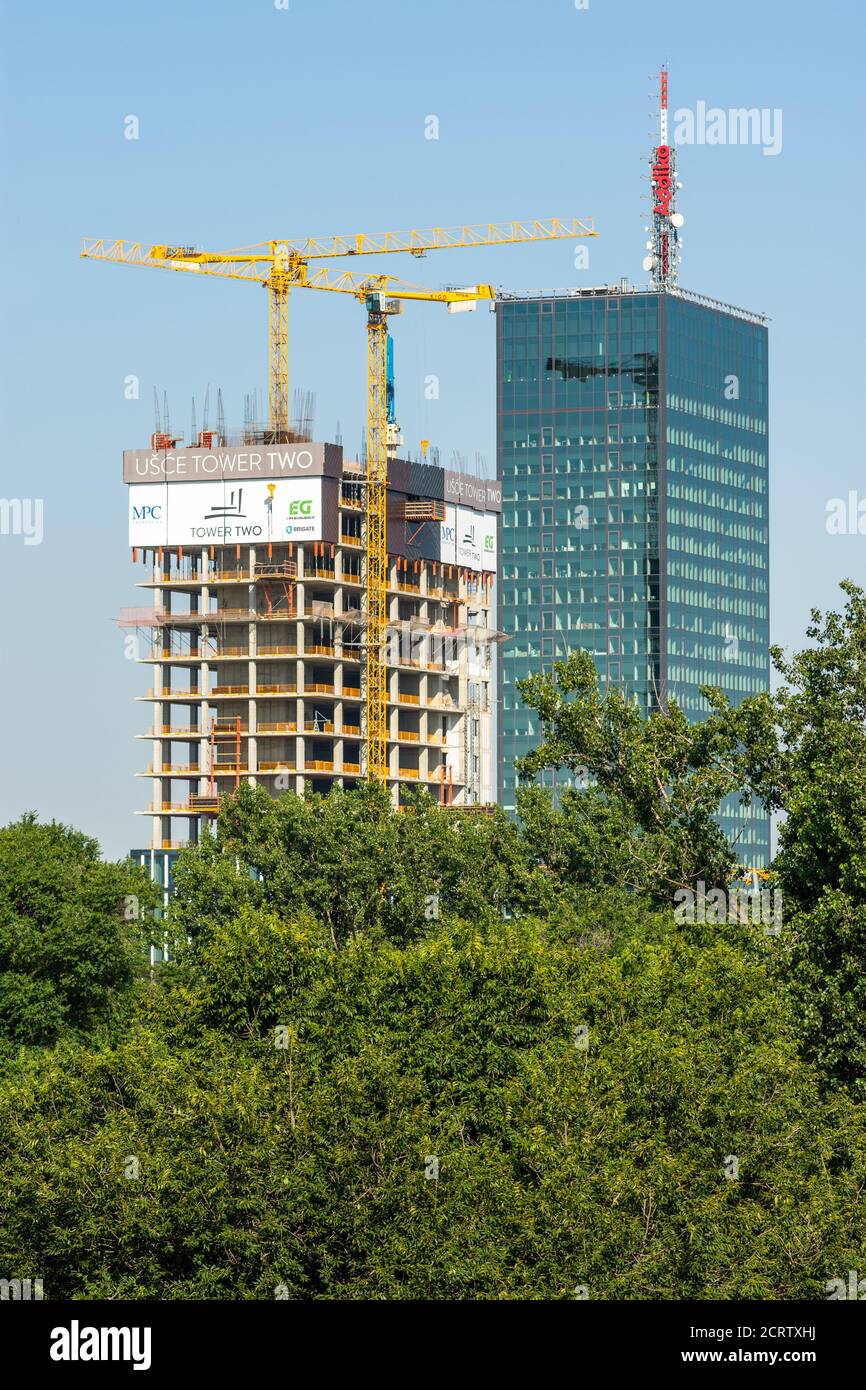 Belgrad / Serbien - 30. Juni 2019: Bau eines zweiten Zwillingsturms des Usce-Gebäudes (Usce Tower Two), eines modernen, prestigeträchtigen, luxuriösen Bürogebäudes Stockfoto