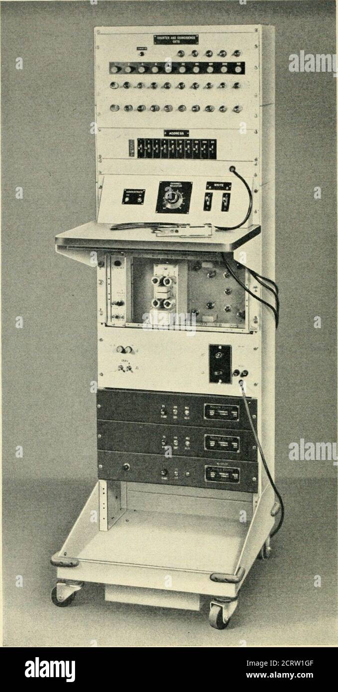 . Die Bell System technische Zeitschrift . Abb. 13 - Pulse Stretcher und Kanal Detektor Schaltung,. i Abb. 14 – Verwaltungseinheit. Drei Eo-ax-Ableitungen, die unter dem Regal hineingehen, bringen vom Übersetzer die PIDE A, B und F. Kabel führt zu Stecker mit Bügelgriff Ruhe;auf Regal dient zum Anschluss Schreibverstärker Ausgang an magnetische Köpfe in Translatori / Boden Kabel verbindet sich mit 60-Takt-Quelle, die alle Stromversorgung, 740 MAGNETISCHE TROMMEL ÜBERSETZER FÜR MAUT-SCHALTUNGSBÜROS 741 ehemalige für den Audio-Frequenzbereich entwickelt, und eine Kaltkathode Gastube. Die Starteranode der Gasröhre hat eine dc-Vorspannung von etwa Stockfoto