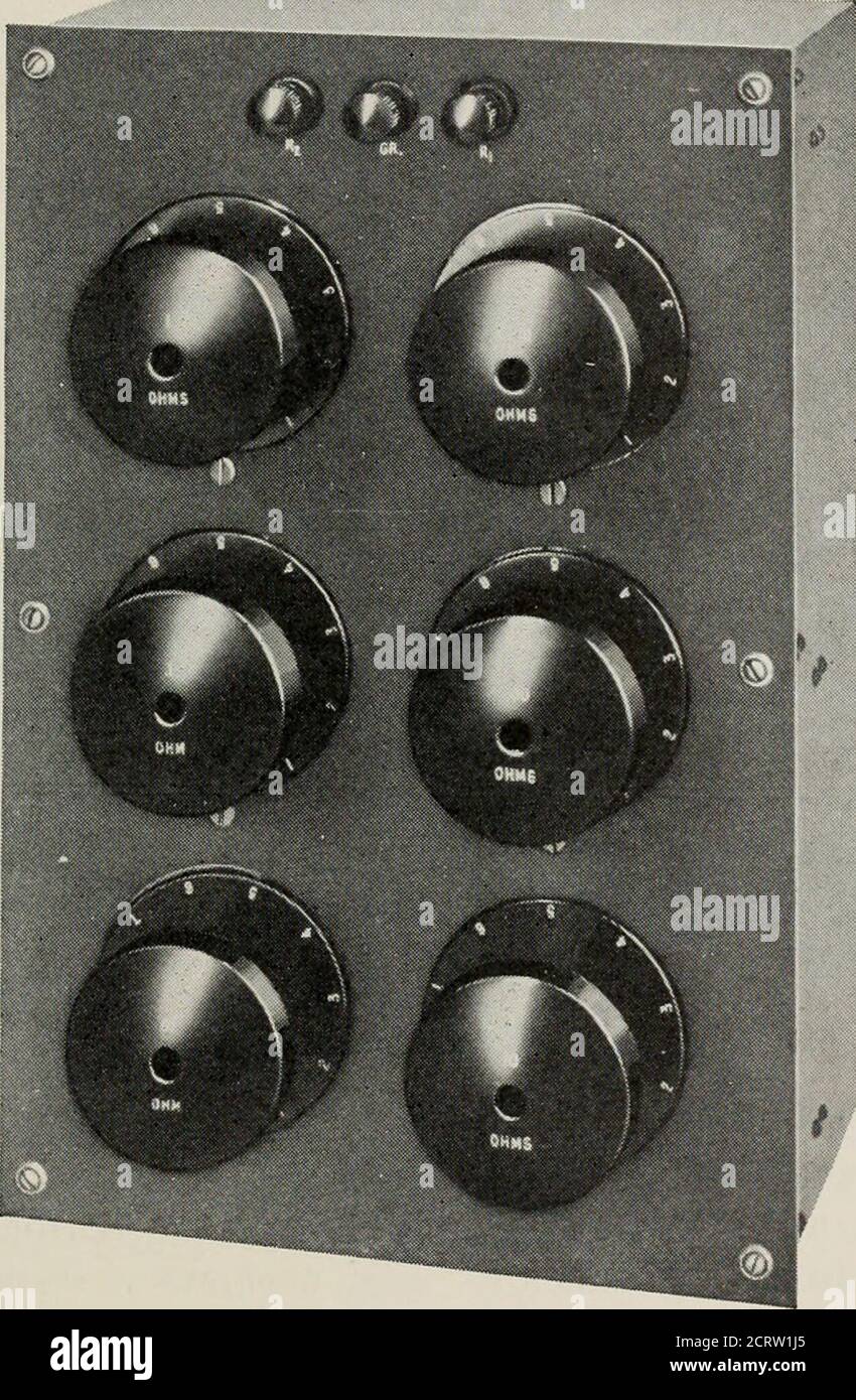 . Das Bell System technische Journal . ken und die Auswahl der geeigneten Abschirmung für diese Schaltungen diskutiert. Beispiele für elektrostatische Abschirmung Einstellbarer Widerstand ein einstellbarer Widerstand nimmt in der Regel die Form eines Ziffernblattes an, in dem ein bis sechs Zifferblätter in einer Dekade-Formation in Reihe angeordnet sind.jedes von sich aus betrachtete Jahrzehnt ist nicht schwieriger abzuschirmen als ein einzelner Widerstand. Die Aufnahme des Schirms hat jedoch bei jedem Schritt einen unterschiedlichen Effekt, was bedeutet, dass der Phasenwinkel bei HOCHFREQUENTEN MESSUNGEN 567 Einstellung des Zifferblatts mit der ABSCHIRMUNG variiert. Wenn die Aufnahme Stockfoto