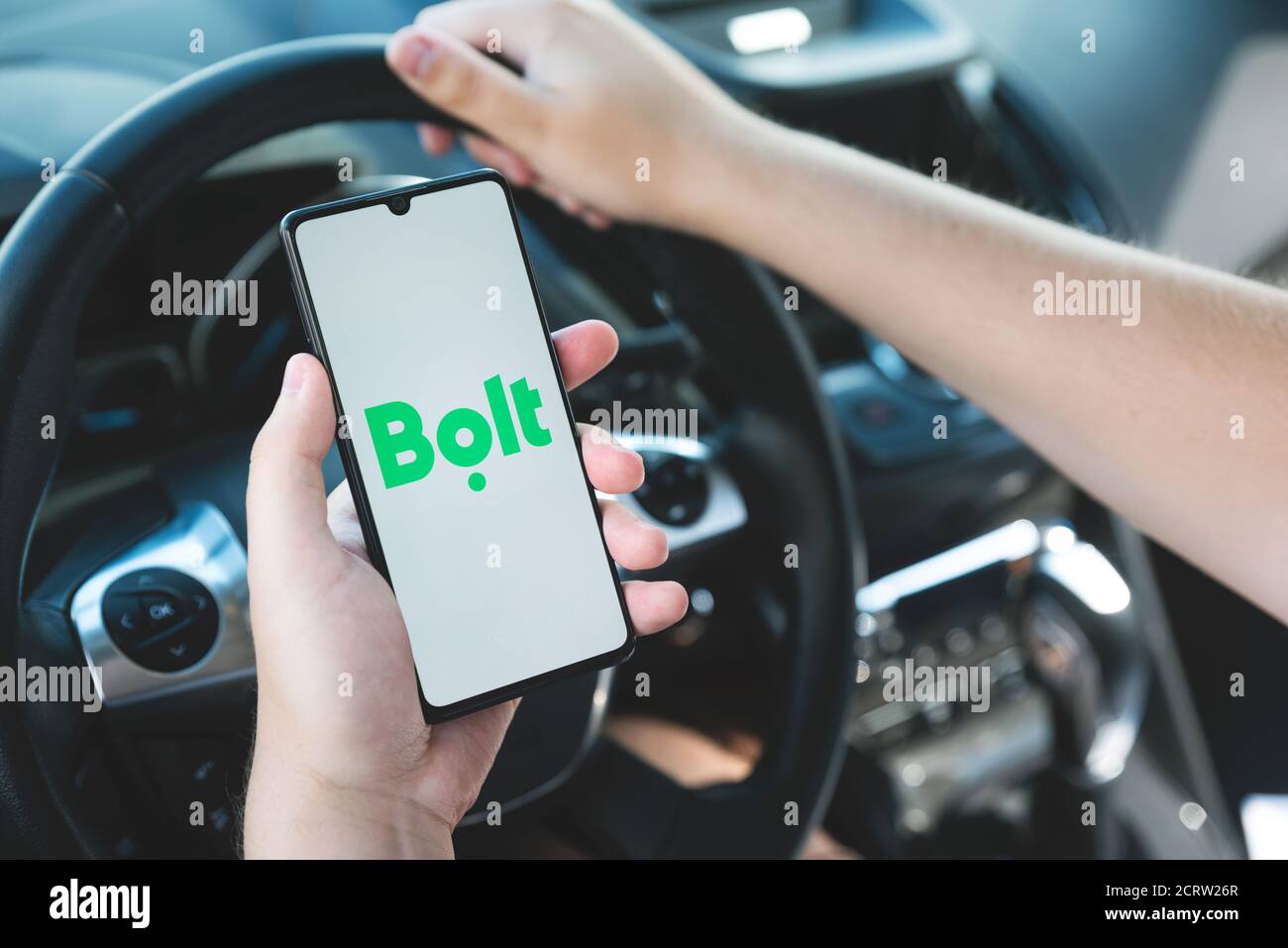 Breslau, Polen - 25. AUG 2020: Schraubenfahrer hält Smartphone im Auto. Bolt ist Sharing-Economy-Service für Ubran-Transport. Stockfoto