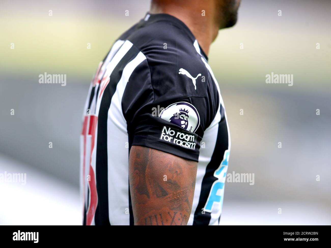 Eine detaillierte Ansicht des Emblems „No room for Rassismus“ auf dem Trikot des Newcastle United-Spielers Callum Wilson während des Premier League-Spiels im St James' Park, Newcastle. Stockfoto