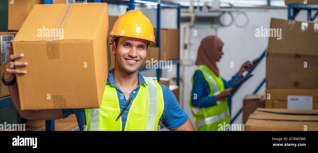 Banner der idianischen Arbeiter Mann hält Karton und zu Fuß mit muslimischen Arbeiter Frau Scannen Barcode und QR-Code in lokalen Lager, Partner und Co Stockfoto