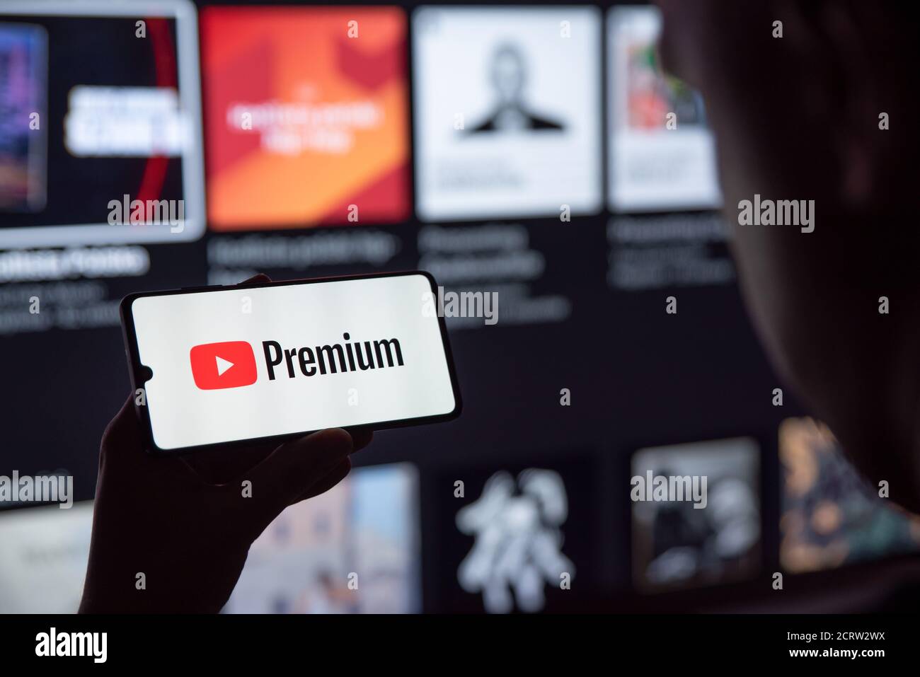 Breslau, Polen - SEP 16, 2020: Mann hält Smartphone mit YouTube Premium-Logo auf dem Bildschirm. YouTube Premium ist ein kostenpflichtiger Video-Streaming-Dienst entwickeln Stockfoto