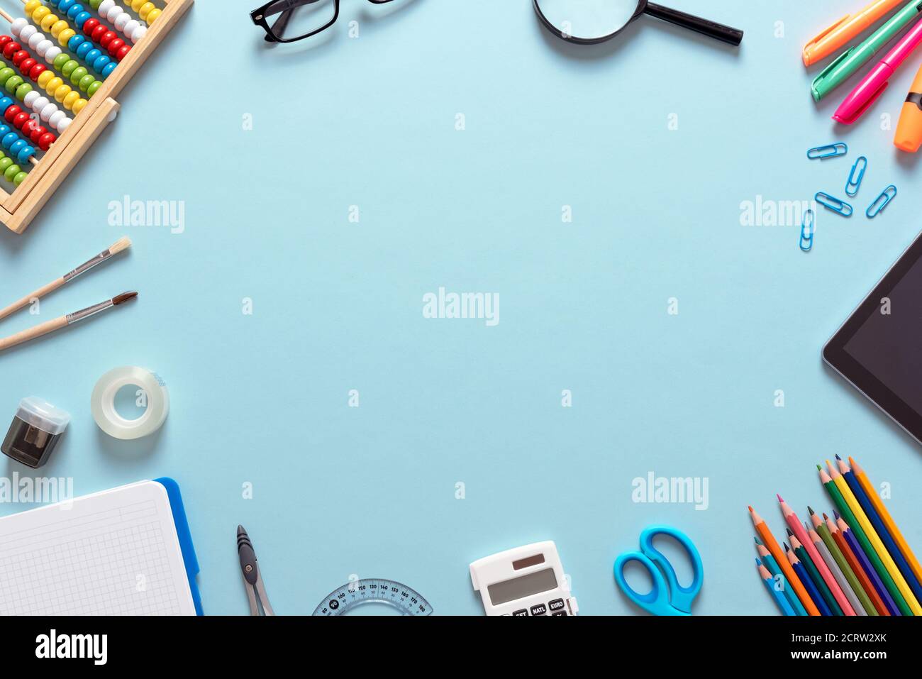 Zurück zur Schule, Schreibwaren auf blauem Hintergrund. Bild mit Kopierbereich. Stockfoto