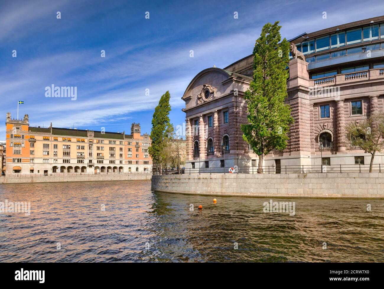 16. September 2018: Stockholm, Schweden - Parlamentsgebäude neben dem Wasserweg Lilla Vartan an einem sonnigen Herbsttag, mit Blick über das Wasser. Stockfoto