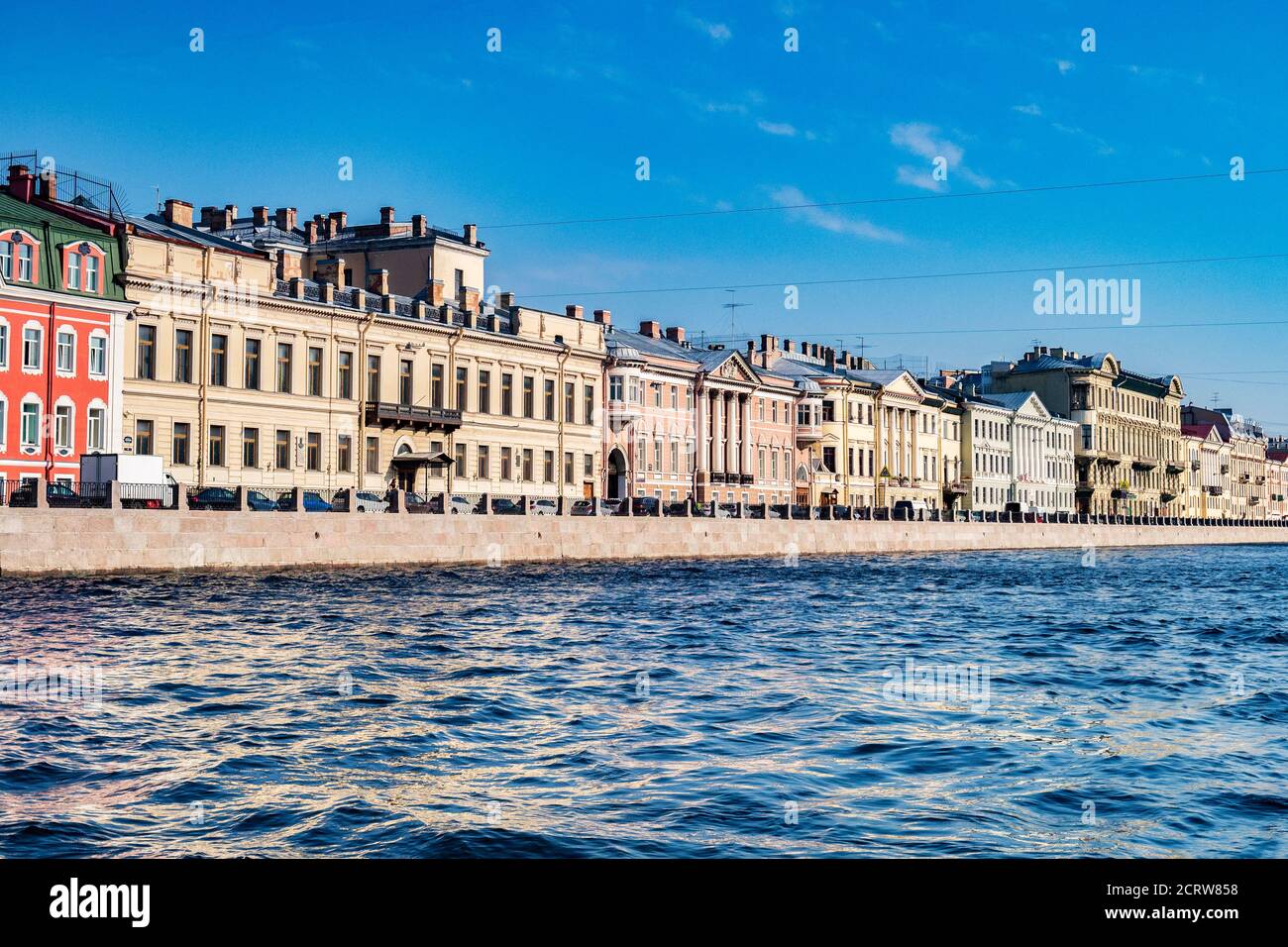 19. September 2018: St. Petersburg, Russland - Typische palastartige Gebäude am Fluss Neva. Stockfoto