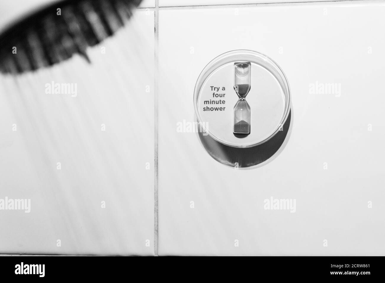 Sparen Sie Wasser vier Minuten Dusche Timer in Schwarzweiß Stockfoto