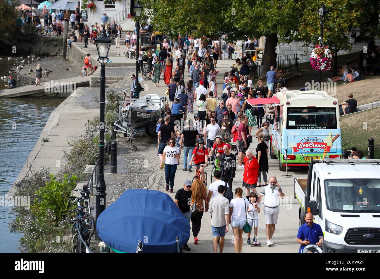 London, Großbritannien. 20. September 2020 Richmond am Ufer der Themse, an einem warmen, sonnigen Sonntagnachmittag mit Fußgängern beschäftigt. Andrew Fosker / Alamy Live News Stockfoto