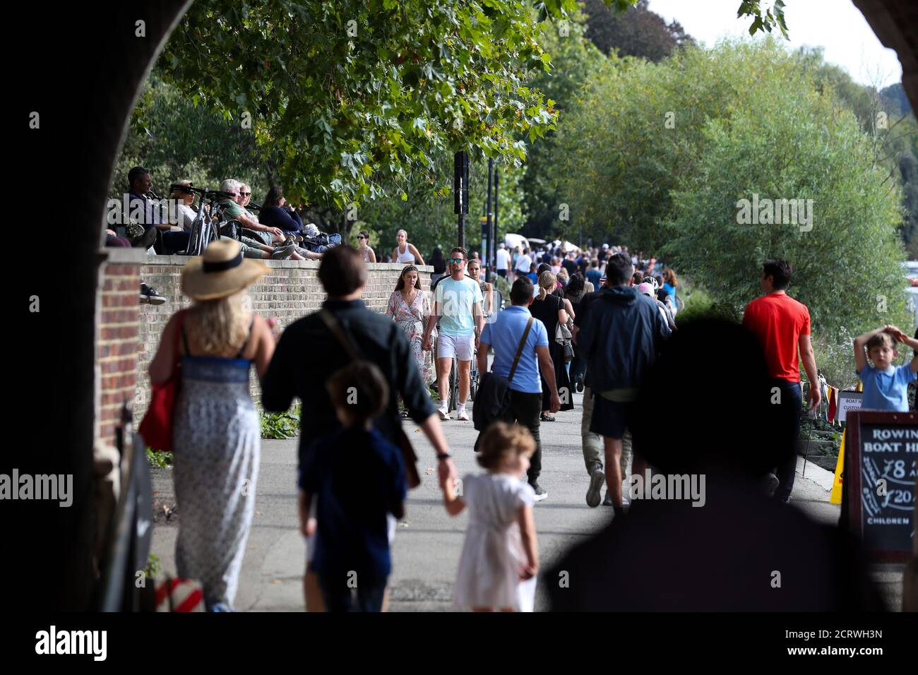 London, Großbritannien. 20. September 2020 Richmond am Ufer der Themse, an einem warmen, sonnigen Sonntagnachmittag mit Fußgängern beschäftigt. Andrew Fosker / Alamy Live News Stockfoto