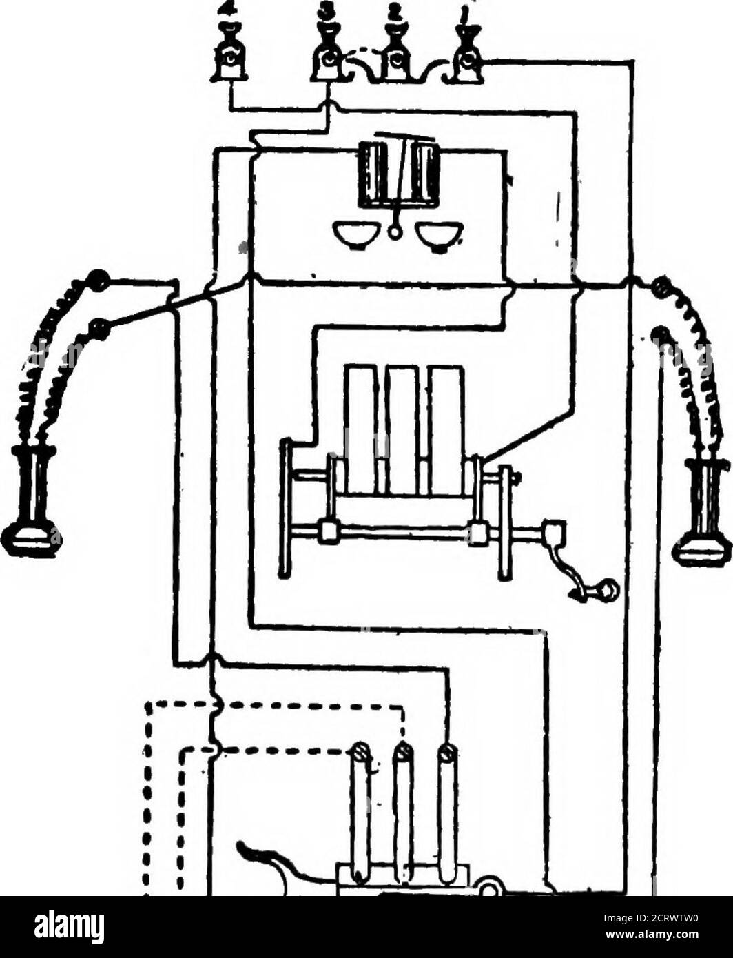 . Das Telefonsystem der britischen Post. Ein praktisches Handbuch. Dreieckige Nuten. Es wird am schmalen Ende mittels einer Spiralstahlfeder gehalten. Wenn sich der Griff dreht, fährt der Stift zur Oberseite der Nut, wo er die Oberkante einfängt, und der Anker beginnt sich zu drehen. Wenn der Stift zur Spitze der Spindel im Rohr fährt, auf dem sich das Rad nach hinten bewegt, So brechen Kontakt zwischen dieser Spindel und der Feder, die auf sie am Ende ruht. Die Enden der Ankerspule sind mit der Spindel und Feder verbunden, die wiederum an einer Seite des ma verbunden sind Stockfoto