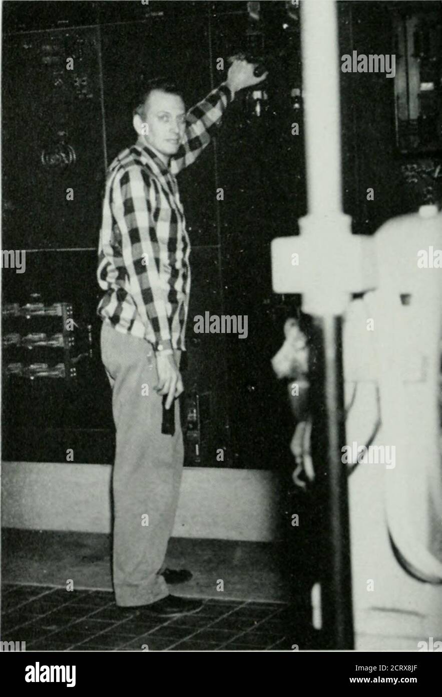 . Bell Telefon Zeitschrift . Cemay in der Regel für selbstverständlich von der Öffentlichkeit genommen werden, aber es ist nie gewesen, und kann nie sein, für selbstverständlich von themen und Frauen, die diese Serv-Eis zur Verfügung stellen. Die Kommunikationsgeschichte des Stromausfalls von Northeasts ist eine Geschichte der Planung und Vorbereitung. Alle Bell Systemzentralen und Kommunikationszentren sind mit Notstromeinrichtungen ausgestattet. Jedes Büro hasbänke der Batterien oben erwähnt.die meisten haben auch Hilfskraftwerke, angetrieben durch Diesel- oder Benzinmotoren.Diese übernehmen die Aufgabe der aufladungdie Batterien, durch die Gleichrichter, sowie prov Stockfoto