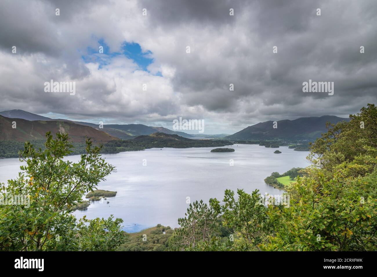 Atemberaubendes Landschaftsbild vom Surprise View-Aussichtspunkt Im Lake District mit Blick auf Derwentwater mit Skiddaw und Grisedale Pike i. Stockfoto