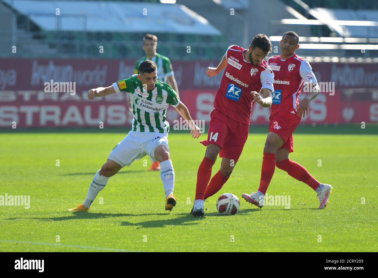 20.09.2020, St. Gallen, Kybunpark, Fußball Super League: FC St.Gallen 1879 - FC Sion, # 11 Andre Ribeiro (St. Gallen) gegen # 14 Anto Grgic (Sion) Credit: SPP Sport Press Photo. /Alamy Live Nachrichten Stockfoto