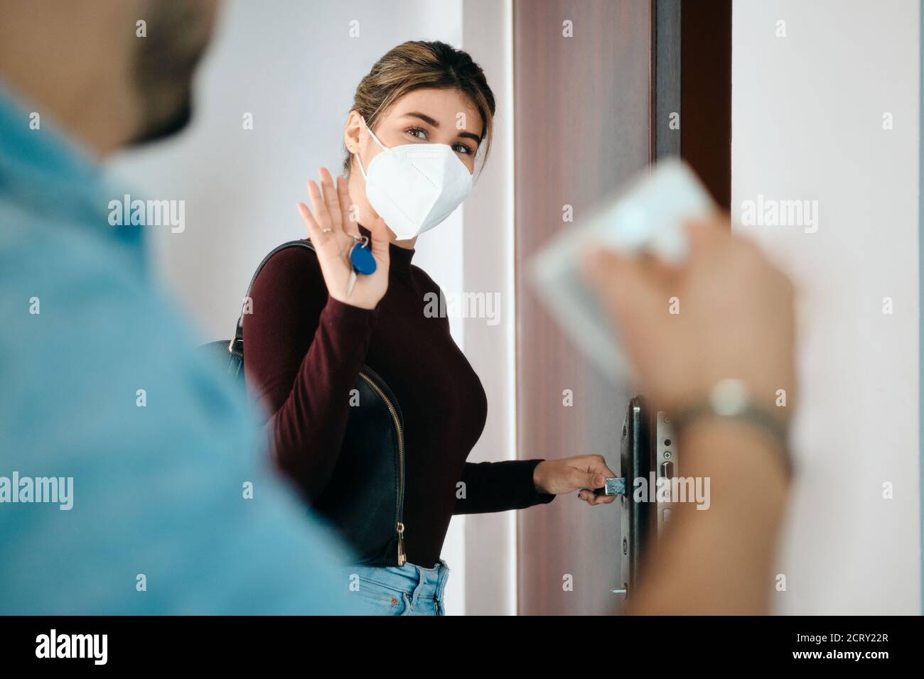 Frau trägt N95 Maske, bevor sie nach draußen geht Stockfoto