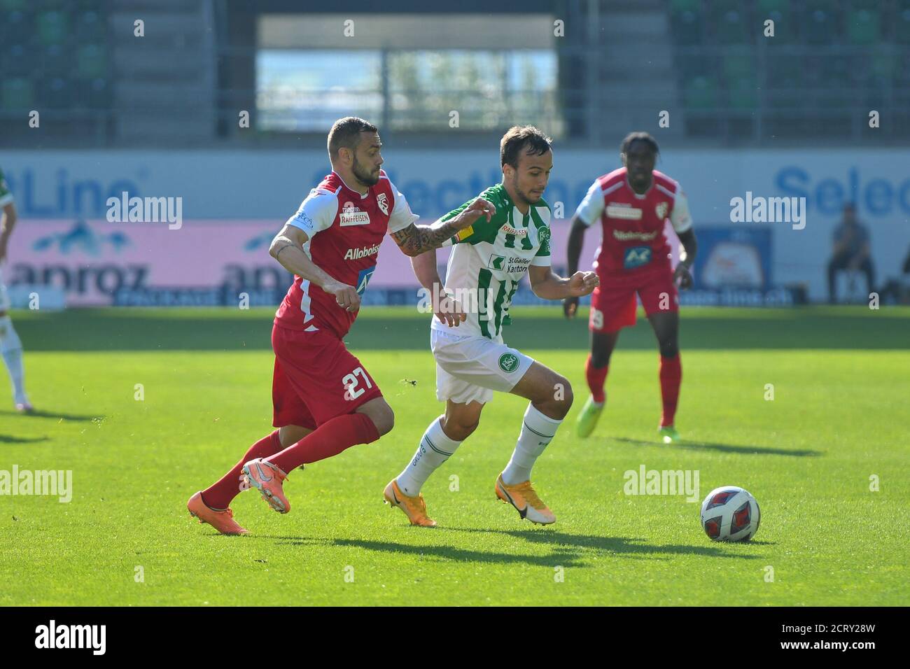 20.09.2020, St. Gallen, Kybunpark, Fußball Super League: FC St.Gallen 1879 - FC Sion, # 9 Jeremy Guillemenot (St. Gallen) gegen # 27 Ivan Martic (Sion) Quelle: SPP Sport Pressefoto. /Alamy Live Nachrichten Stockfoto