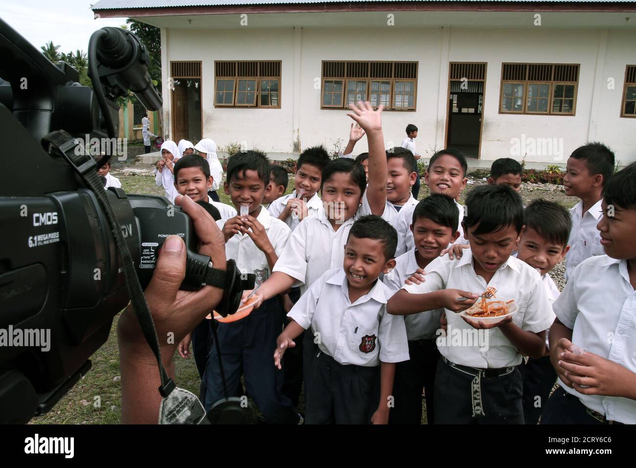 Primary School Team feiert Erfolg, sie haben Spaß außerhalb des Klassenzimmers vor der Covid-19 Pandemie Ausbruch, in Meureudu, Aceh, Indonesien. Stockfoto