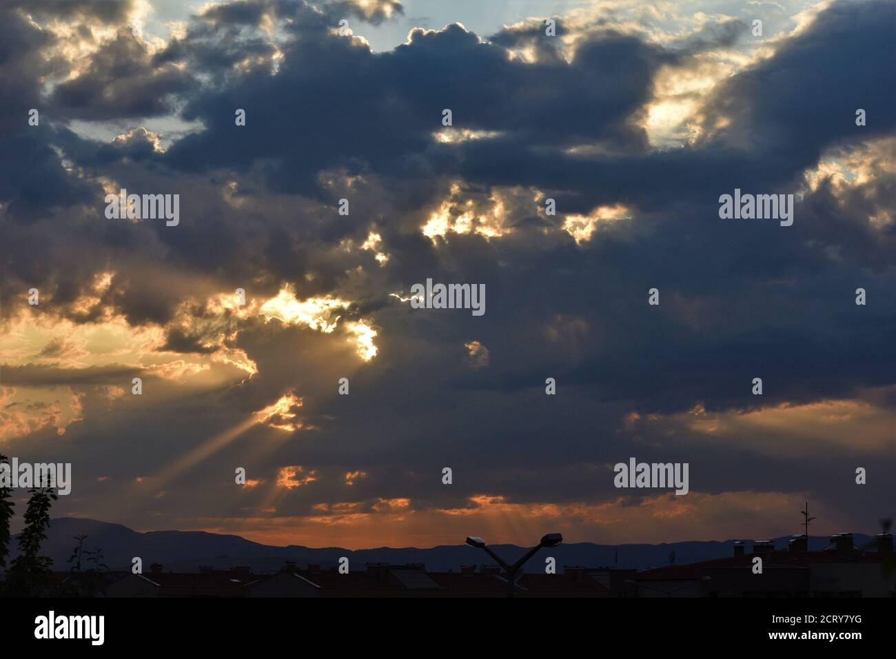 Ankara, Türkei. September 2020. Die Sonne strahlt während des Sonnenuntergangs durch dunkle Wolken. Kredit: Altan Gocher/ZUMA Wire/Alamy Live Nachrichten Stockfoto