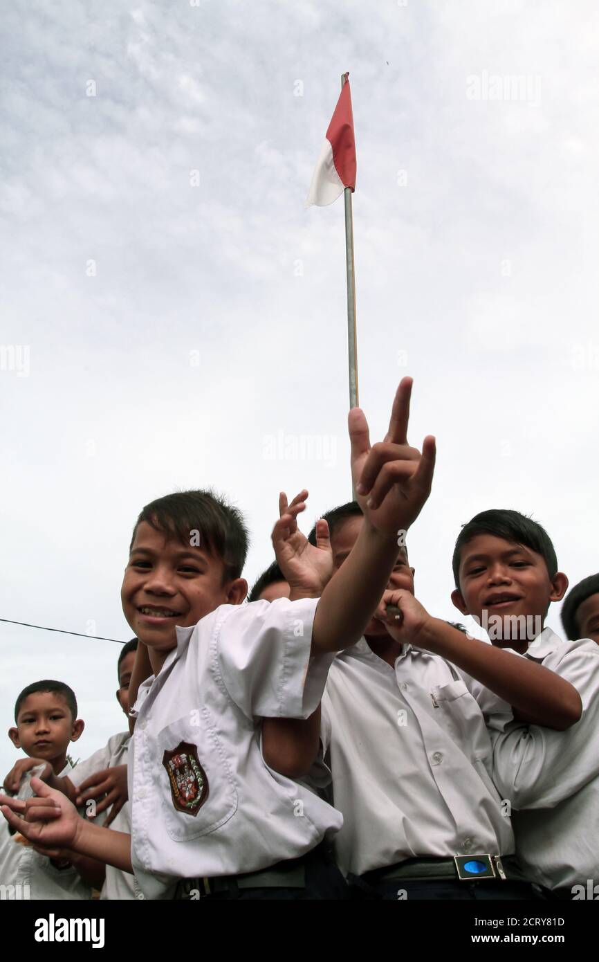 Primary School Team feiert Erfolg, sie haben Spaß außerhalb des Klassenzimmers vor der Covid-19 Pandemie Ausbruch, in Meureudu, Aceh, Indonesien. Stockfoto