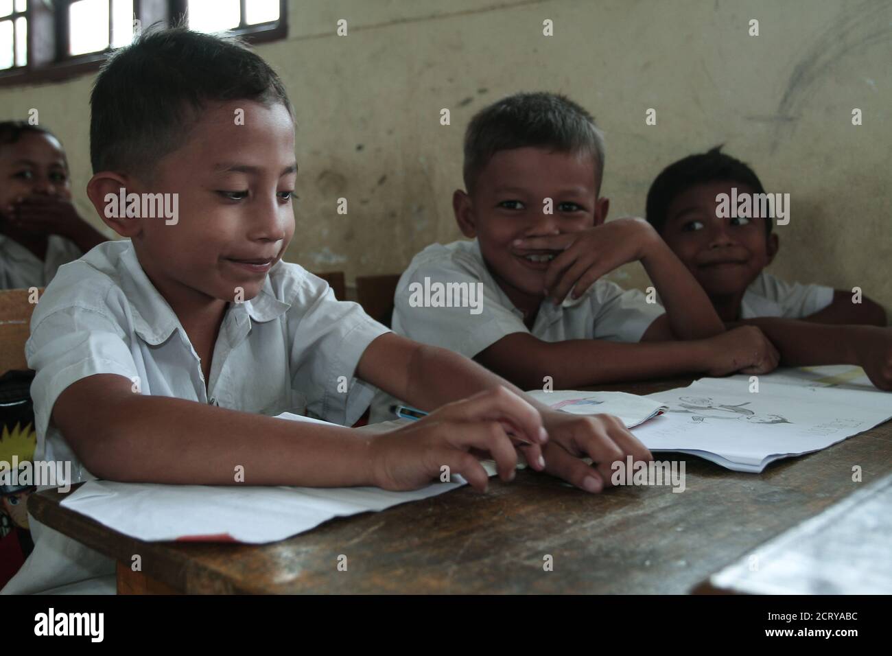 Grundschüler studieren in der Klasse vor dem Ausbruch der Covid-19-Pandemie in Meureudu, Aceh, Indonesien. Stockfoto