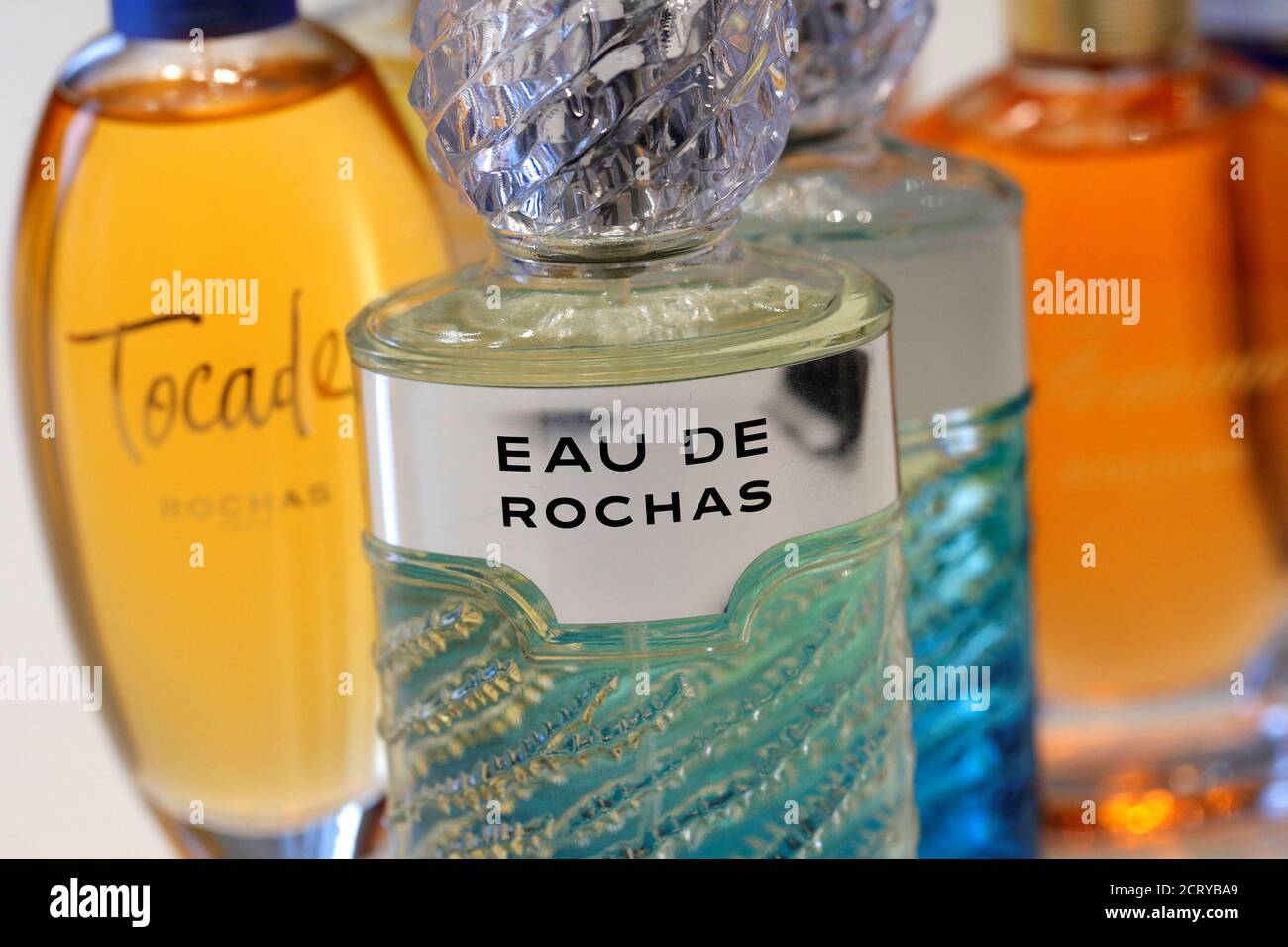 Botlles von Parfüms von Rochas sind im Büro des Parfüm-Hersteller  Interparfums in Paris, Frankreich, 7. November 2016 angezeigt.  REUTERS/Philippe Wojazer Stockfotografie - Alamy