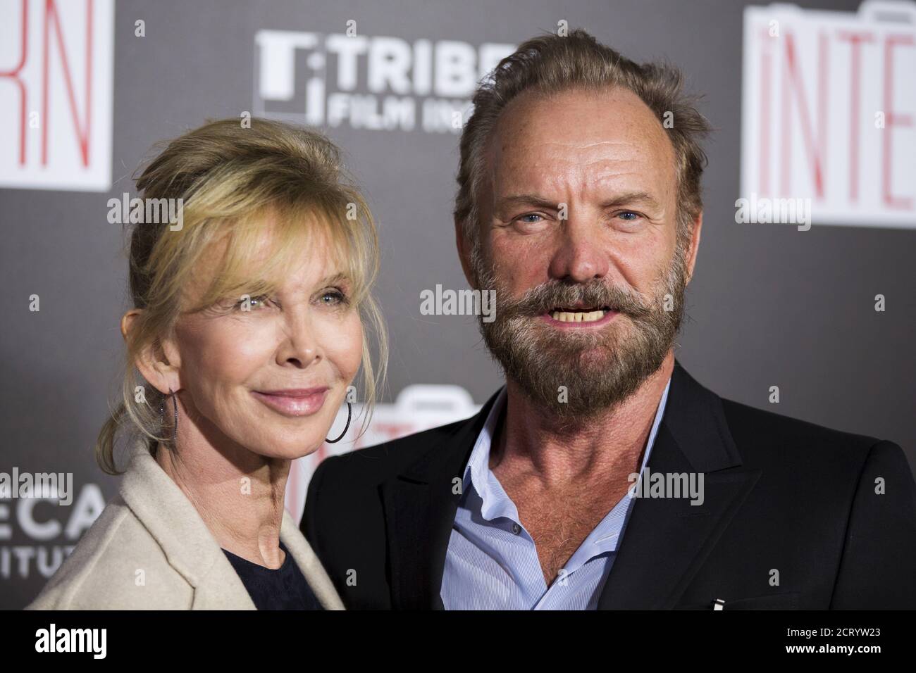Sänger Sting und seine Frau Trudie Styler kommen zur Premiere von 'The Intern' am 21. September 2015 nach New York. REUTERS/Lucas Jackson Stockfoto