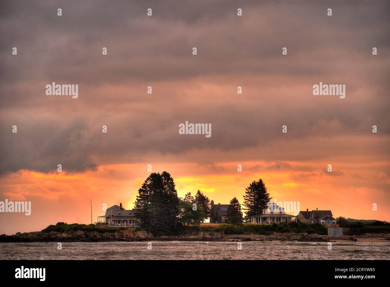 Sonnenaufgang über Basket Island an der Maine Küste Stockfoto