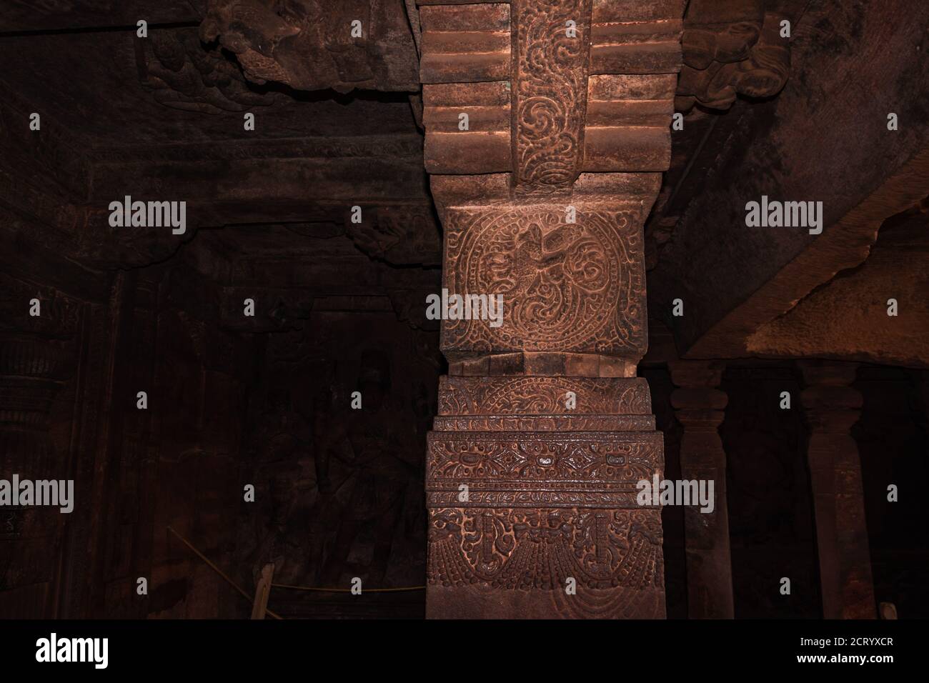 badami Höhlentempel Innen Säulen Stein Kunst im Detail Bild wird bei badami karnataka indien genommen. Es ist unesco-Weltkulturerbe und Ort der erstaunlichen cha Stockfoto