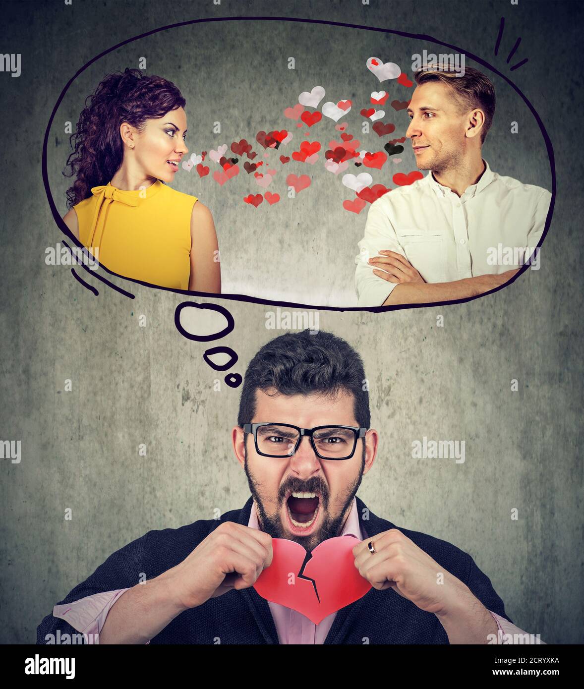Gestresster Kerl zerreißt in halb roten Herzen frustriert mit seinem Freundin flirtet mit einem anderen Mann Stockfoto