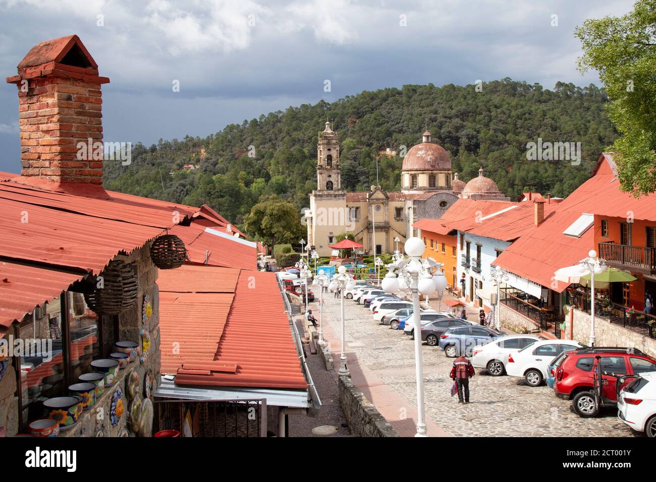 Blick aus dem hohen Winkel auf eine farbenfrohe mexikanische Kolonialstadt Hidalgo Stockfoto