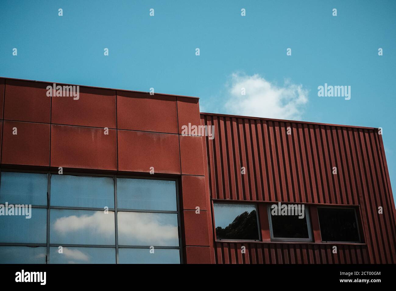 Außen von einem roten Gebäude mit Fenstern Stockfoto