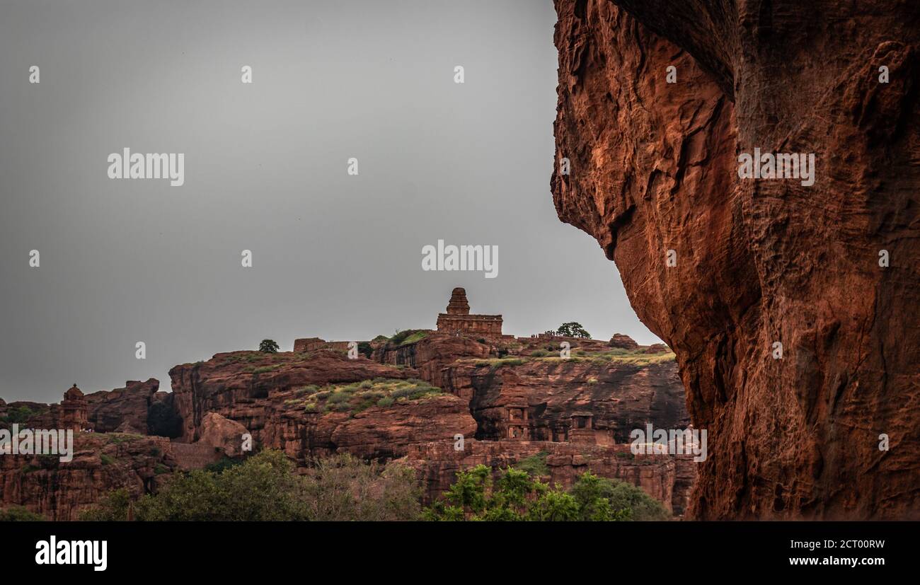 badami Höhle Upper Shivalaya Tempel mit Berg Vordergrund Bild wird bei badami karnataka indien genommen. Es ist unesco-Weltkulturerbe und Ort der erstaunlichen Stockfoto