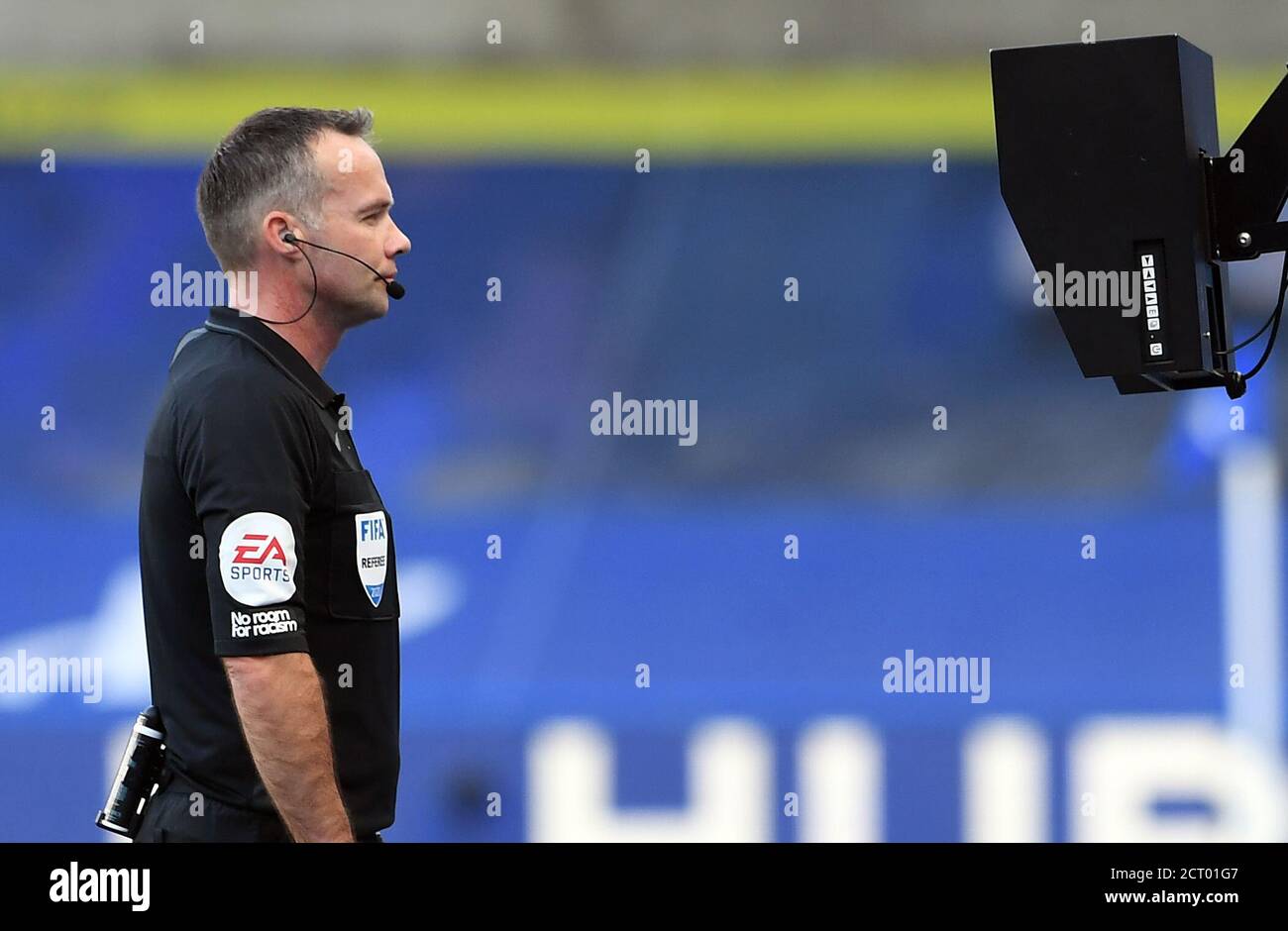 Schiedsrichter Paul Tierney konsultiert den VAR-Monitor auf der Spielfeldseite und gibt Chelsea's Andreas Christensen eine rote Karte nach einem Foul auf Liverpools Sadio Mane während des Premier League-Spiels in Stamford Bridge, London. Stockfoto