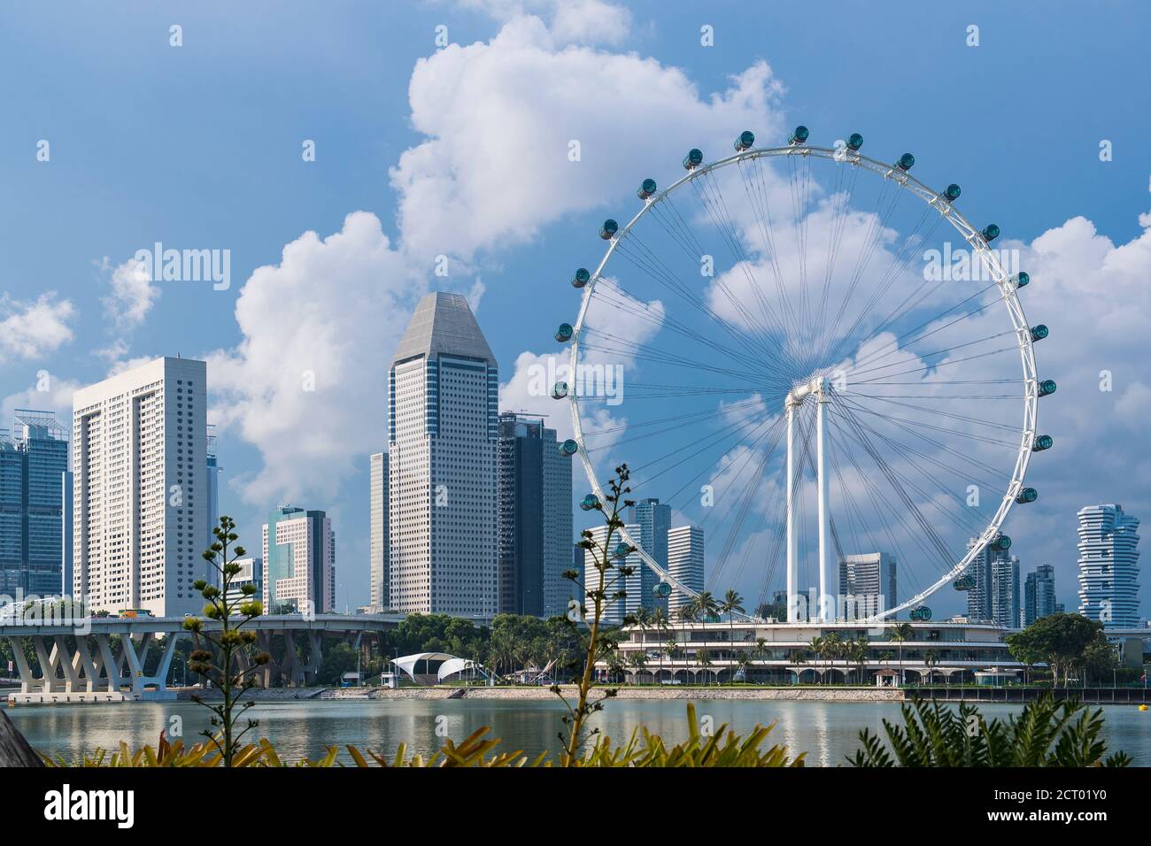 riesenrad, Singapur, Stadt, Skyline, Metropole, Stadtleben, Asien, Architektur, gebaute Struktur, Hauptstädte, Business, Geschäftsreisen, Reisen Stockfoto