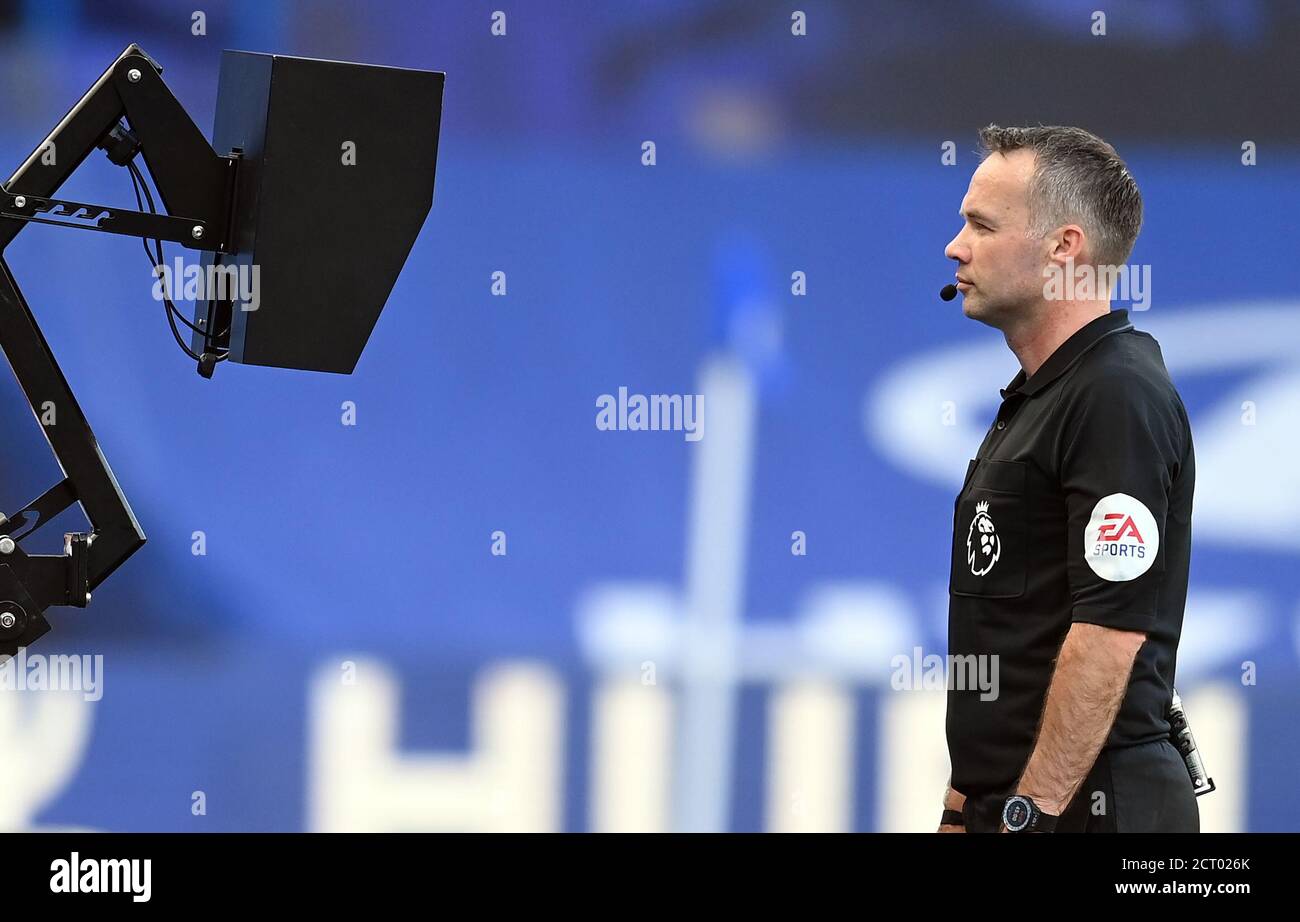 Schiedsrichter Paul Tierney konsultiert den VAR-Monitor auf der Spielfeldseite und gibt Chelsea's Andreas Christensen eine rote Karte nach einem Foul auf Liverpools Sadio Mane während des Premier League-Spiels in Stamford Bridge, London. Stockfoto